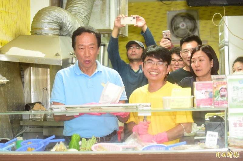 郭台銘後悔了！當年說重話「博士不該賣雞排」：浪費資源　6年後親自道歉「在他身上學到很多」