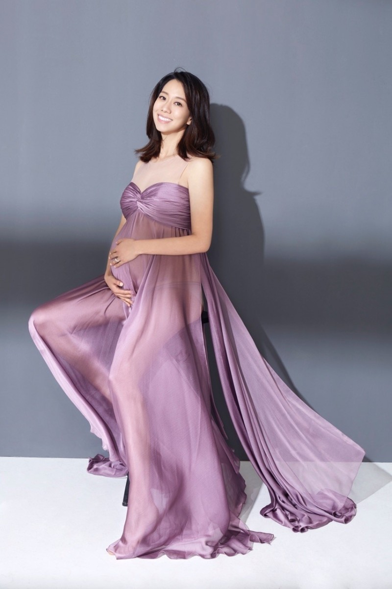 《鹿鼎記》女星40歲懷二胎！嫁官二代近況曝光　「老公家世顯赫」4歲女兒好萌