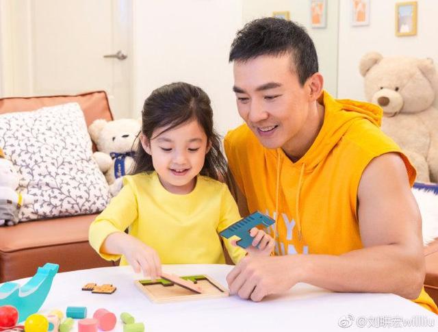 有一種「美」叫2年後的小泡芙！爸爸劉畊宏曬照「兄妹三人如同複製貼上」萌翻天