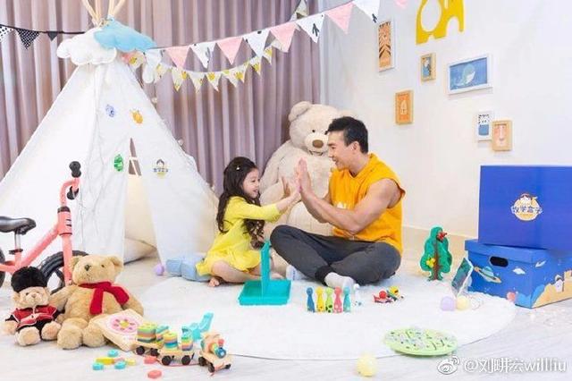 有一種「美」叫2年後的小泡芙！爸爸劉畊宏曬照「兄妹三人如同複製貼上」萌翻天