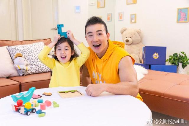 有一種「美」叫2年後的小泡芙！爸爸劉畊宏曬照「兄妹三人如同複製貼上」萌翻天