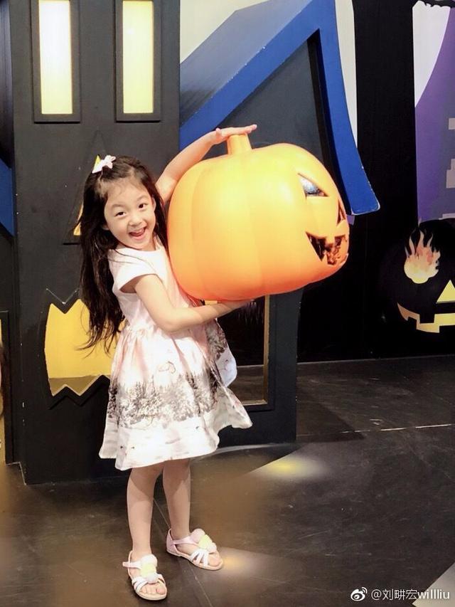 有一種「美」叫2年後的小泡芙！爸爸劉畊宏曬照「兄妹三人如同複製貼上」萌翻天