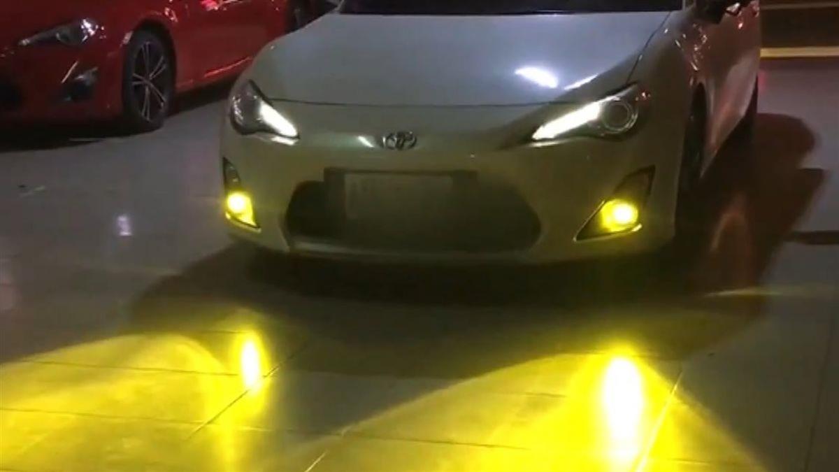 開車族注意！沒起霧「開霧燈」要罰3600元　一張圖「看懂燈號標誌」讓你不會再按錯