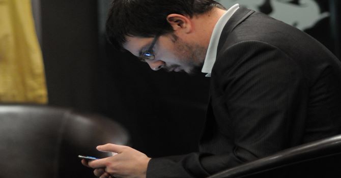慣老闆注意！下班後「傳LINE派工作」要給加班費　勞動部：否則罰100萬！