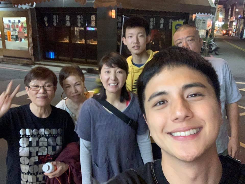 曾國城母親節包5位數盡孝！ 堅持「不包6位數」原因曝光　曾子余至今仍「與母十指緊扣」樂當媽寶