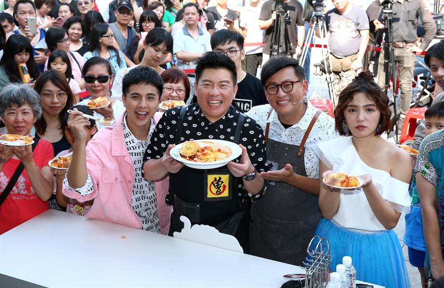 曾國城母親節包5位數盡孝！ 堅持「不包6位數」原因曝光　曾子余至今仍「與母十指緊扣」樂當媽寶