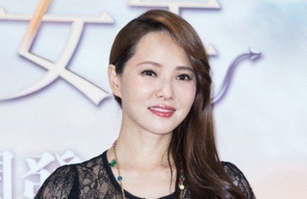 小哈利長大了！伊能靜曝光兒子超猛「全A成績」　帥氣挺拔背影照「往旁一看」網驚：兒子交女友？