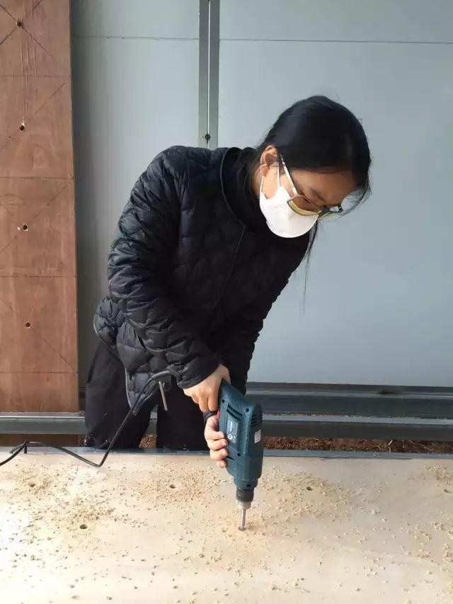 不嫁豪門「為愛隱居山林」！ 與丈夫親手造房「內部超夢幻」 　「一家三口與世隔絕」如人間天堂