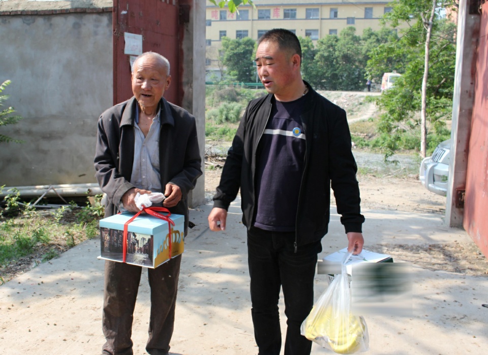 父母面前我們永遠是孩子！79歲老人「替110歲老母親過節」她感動流淚…孝兒暖安慰「有妳才是我福氣」