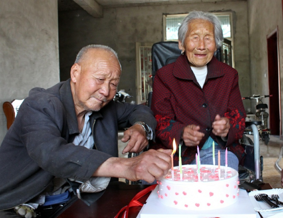 父母面前我們永遠是孩子！79歲老人「替110歲老母親過節」她感動流淚…孝兒暖安慰「有妳才是我福氣」