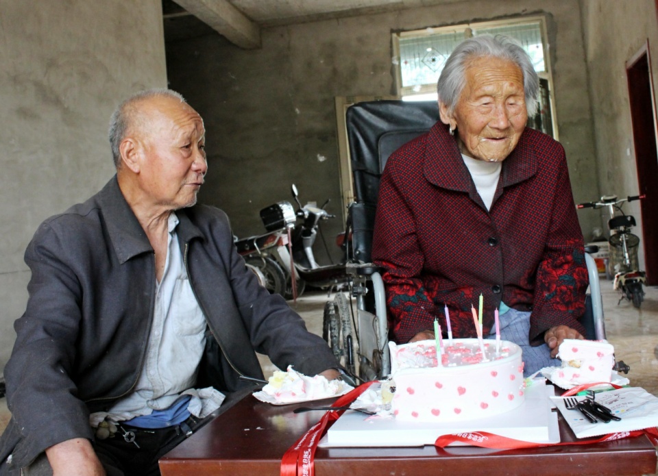 父母面前我們永遠是孩子！79歲老人「替110歲老母親過節」她感動流淚…孝兒暖安慰「有妳才是我福氣」