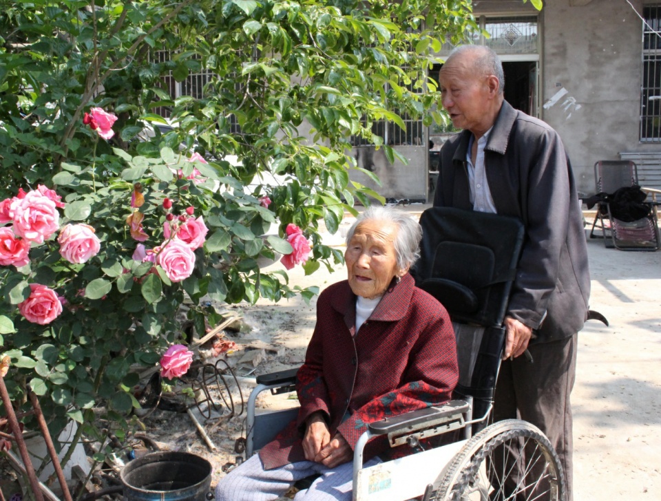 父母面前我們永遠是孩子！79歲老人「替110歲老母親過節」她感動流淚…孝兒暖安慰「有妳才是我福氣」