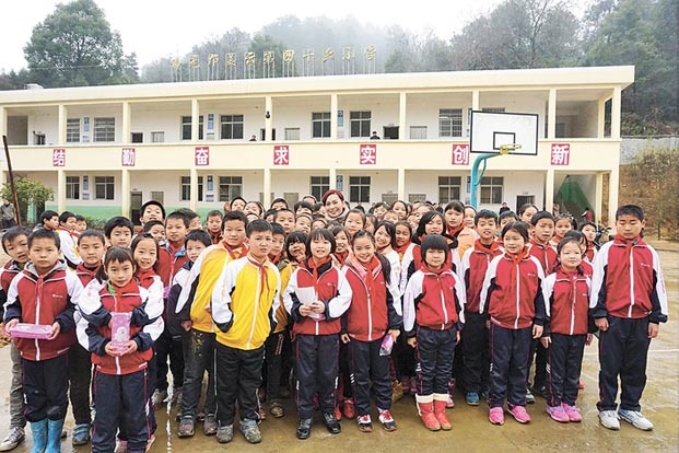 傳奇女星退出歌壇「離婚後逆襲成珠寶鑑定師」　拒嫁豪門「今坐擁五億家產」捐建56所學校