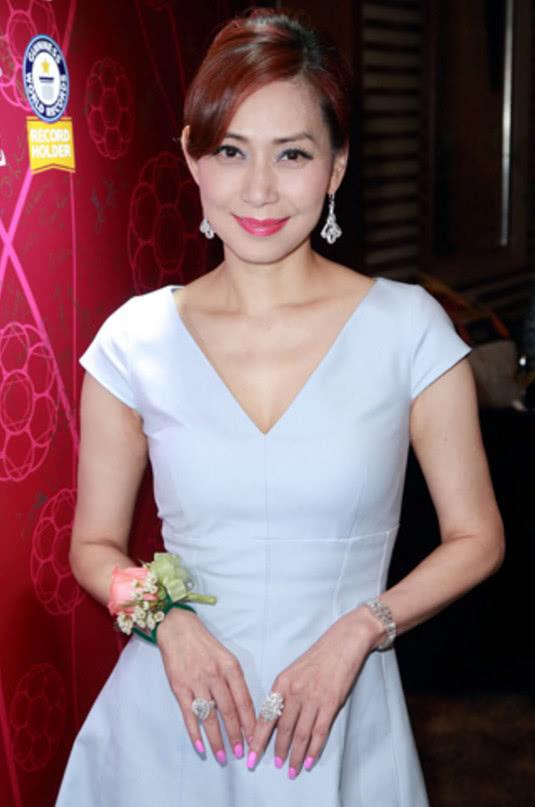 傳奇女星退出歌壇「離婚後逆襲成珠寶鑑定師」　拒嫁豪門「今坐擁五億家產」捐建56所學校