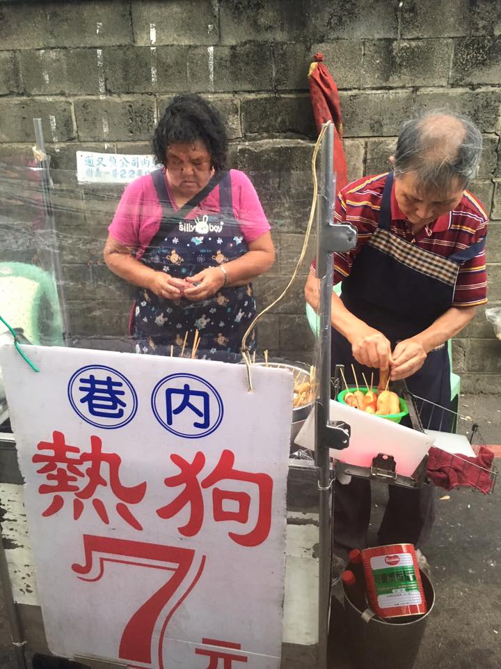 40年只漲2元！台中7旬老夫妻「賠本賣7元熱狗」  扶腰「1塊1塊賺」笑嘆該休息了：賣完6月底收攤
