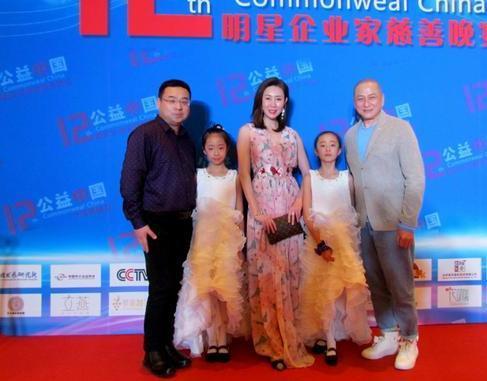 失婚更懂愛自己！湯鎮業48歲前妻「與雙胞胎兒子合照」像姐弟  網友大讚：笑起來好像林青霞