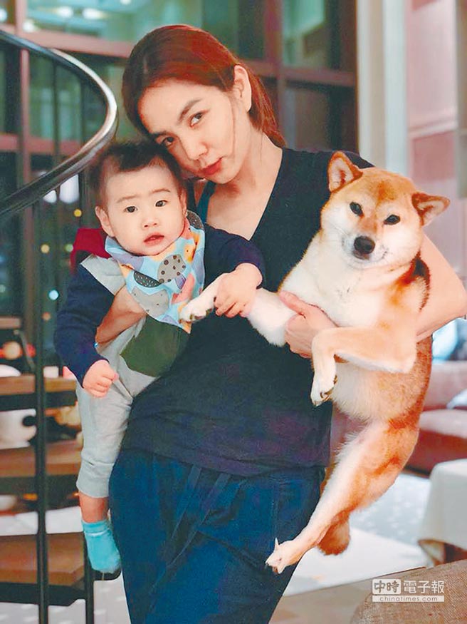 媽媽好偉大！Ella憶生兒後「打噴嚏就閃尿」失禁3年　護墊也沒用「整件褲子都濕掉」：不敢跟人說