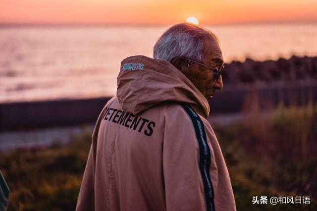 一夕爆紅！84歲鄉下爺爺突發奇想「穿上孫子衣服」　變身後效果孫子看傻：帥到能出道
