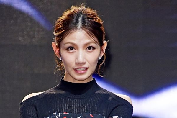 李千那罕見「公開孩子近照」！北上探母大合照「仔細一看兒女身高」網驚：基因太強