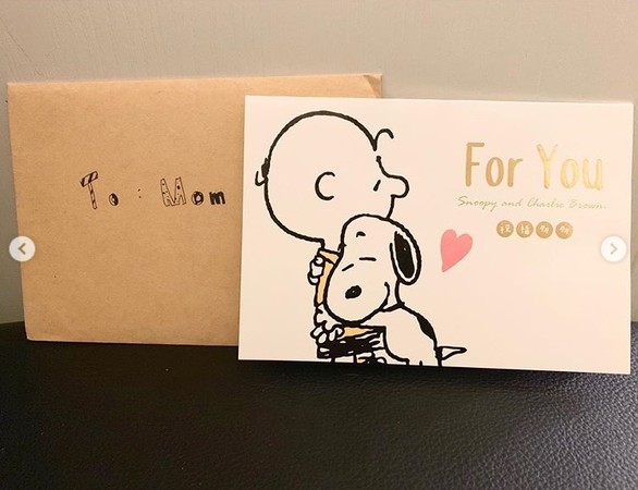 李千那罕見「公開孩子近照」！北上探母大合照「仔細一看兒女身高」網驚：基因太強