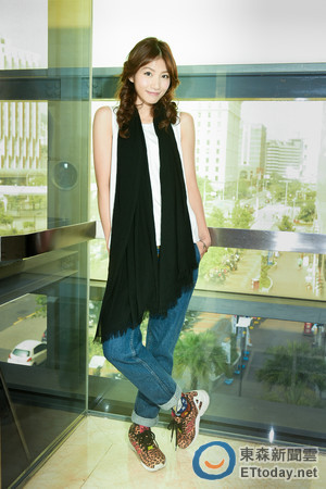 李千那罕見「公開孩子近照」！北上探母大合照「仔細一看兒女身高」網驚：基因太強