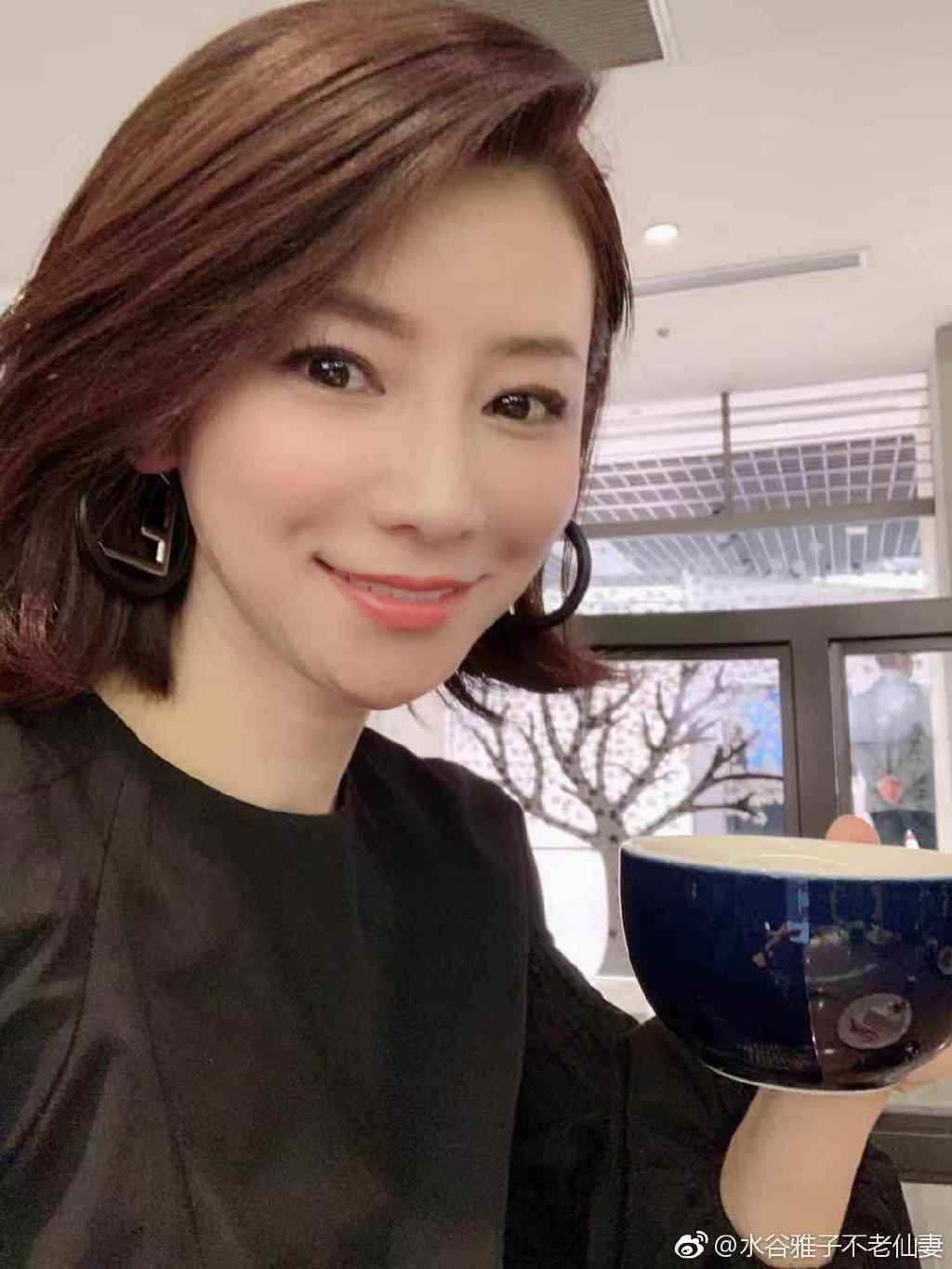 51歲像18歲女大生！全國「第一不老仙妻」爆紅　8年後「仙女顏值再進化」網看傻：老公像爸爸