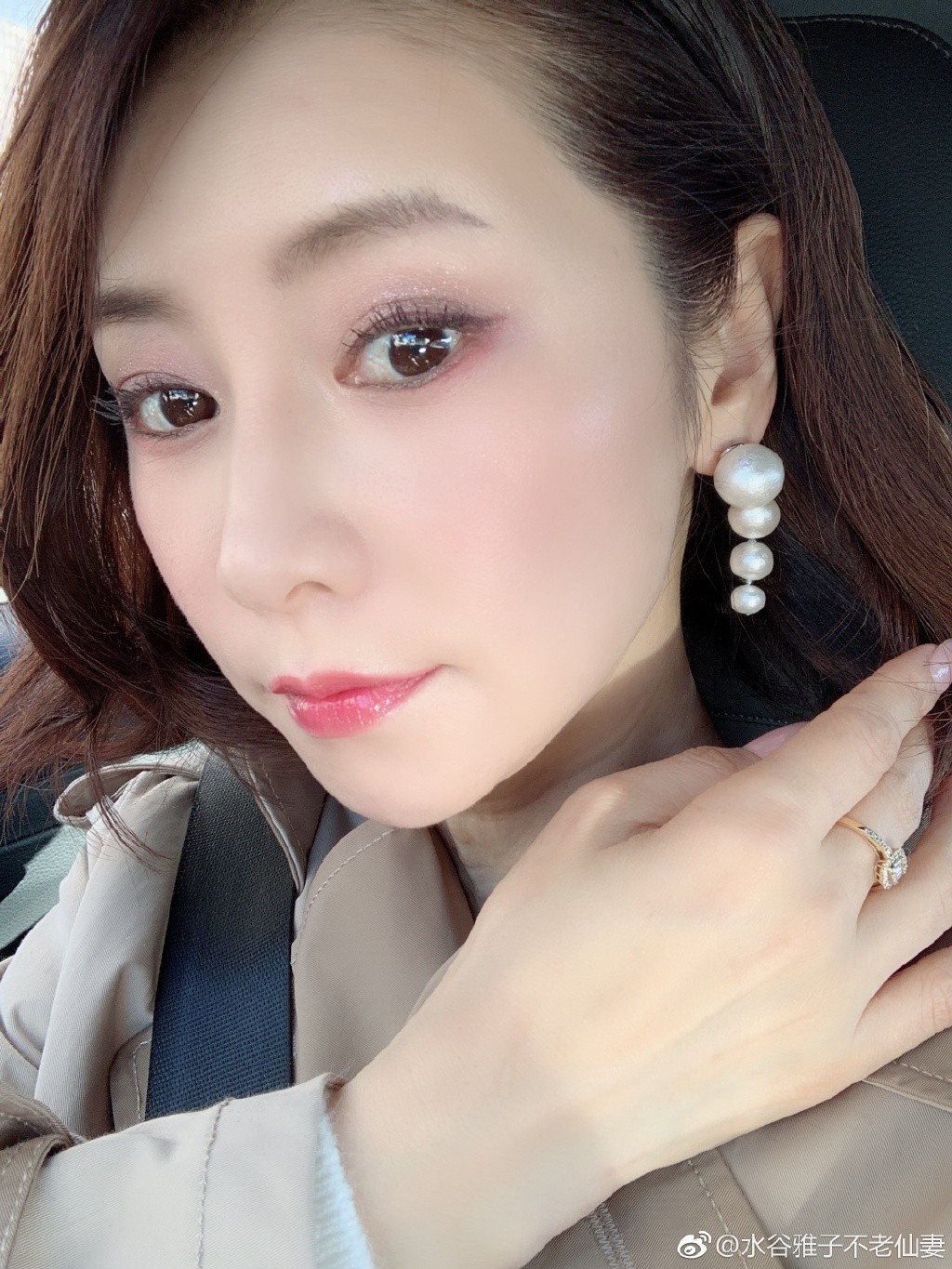 51歲像18歲女大生！全國「第一不老仙妻」爆紅　8年後「仙女顏值再進化」網看傻：老公像爸爸