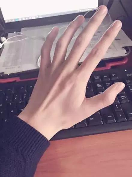 下面三隻手，哪隻是男人的？測你「看人的眼光」有多凖！