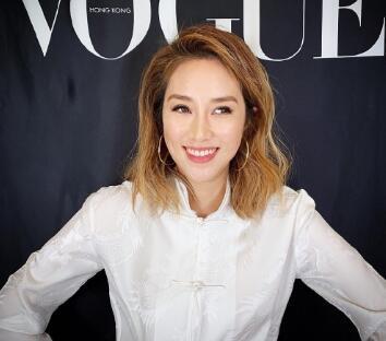 她24歲就嫁給千億豪門 「8年生下4胎」地位屹立不搖 與女神黎姿同框毫不遜色「堪稱人生勝利組」
