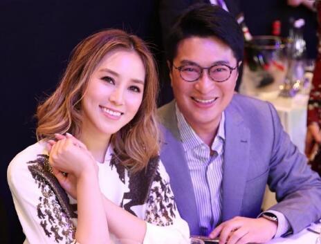 她24歲就嫁給千億豪門 「8年生下4胎」地位屹立不搖 與女神黎姿同框毫不遜色「堪稱人生勝利組」