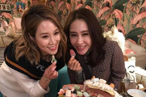 她24歲就嫁給千億豪門 「8年生下4胎」地位屹立不搖 與女神黎姿同框毫不遜色「堪稱人生勝利組」