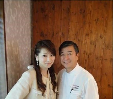 51歲像18歲女大生！全國「第一不老仙妻」爆紅　8年後「仙女顏值再進化」網看傻：老公像爸爸