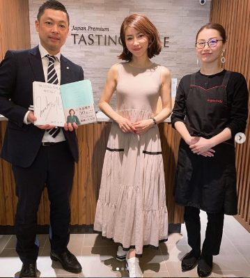 51歲像18歲女大生！全國「第一不老仙妻」爆紅　8年後「仙女顏值再進化」網看傻：老公像爸爸