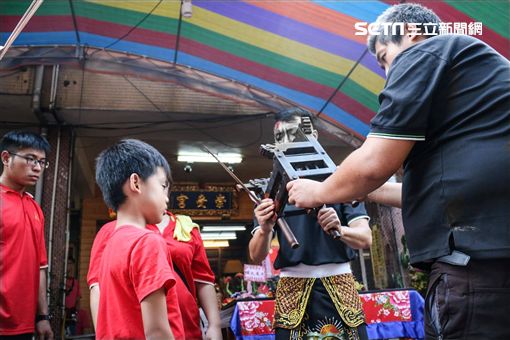 半暝狂哭！兒子不睡覺「對空氣說話」急帶去宮廟　九天玄女降駕問「妳有3個孩子對嗎」2寶媽秒淚崩