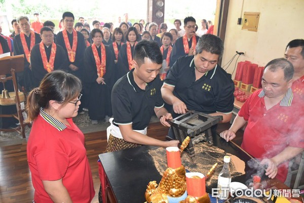 半暝狂哭！兒子不睡覺「對空氣說話」急帶去宮廟　九天玄女降駕問「妳有3個孩子對嗎」2寶媽秒淚崩