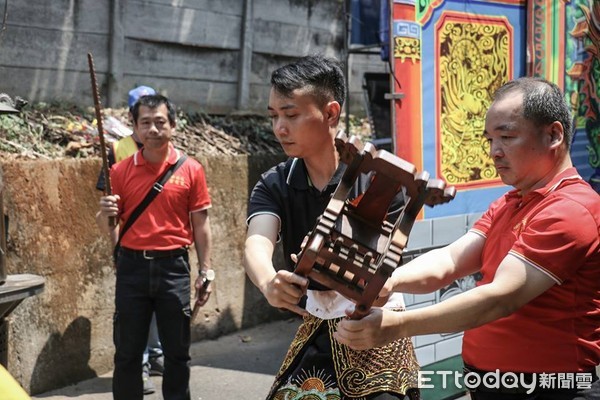 半暝狂哭！兒子不睡覺「對空氣說話」急帶去宮廟　九天玄女降駕問「妳有3個孩子對嗎」2寶媽秒淚崩