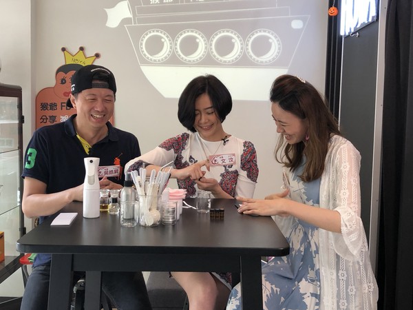 文汶「嫁吳皓昇1年」抱怨：很久沒感受到溫暖　博士班休學「創業當老闆」家務老公一手包辦