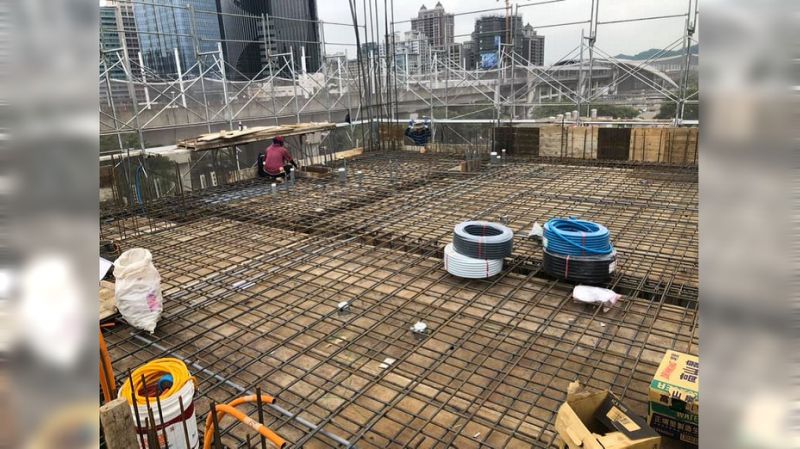 年輕人嫌太陽大做不了！水電工無奈曝「吃完便當就閃人」　傻眼他們「一開始還裝很勇」根本耍人