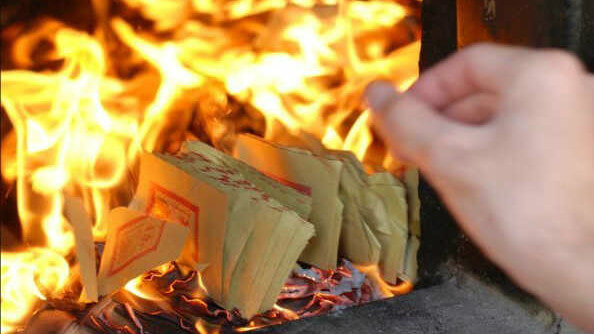 母親節前媽媽走了！3姐妹沒錢辦後事「暖里長幫籌10萬」　突然祂化飛蛾顯靈：來道謝了