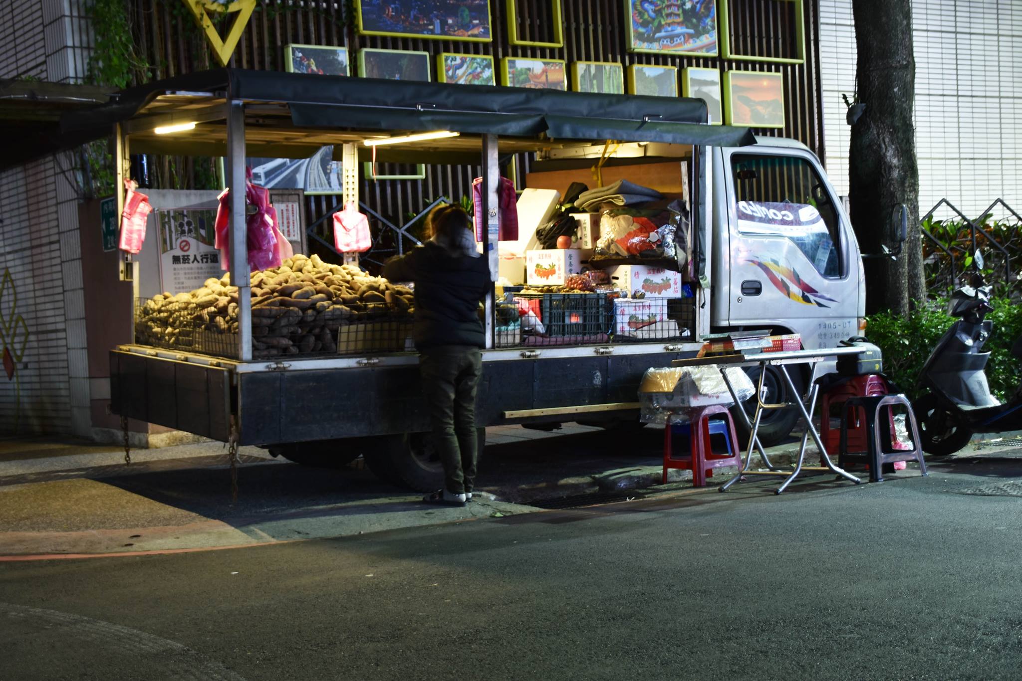 養病兒欠百萬！單親媽「自我喊話不能倒」奔波賣地瓜　累了「全家人睡車上」兒心疼：用命換錢