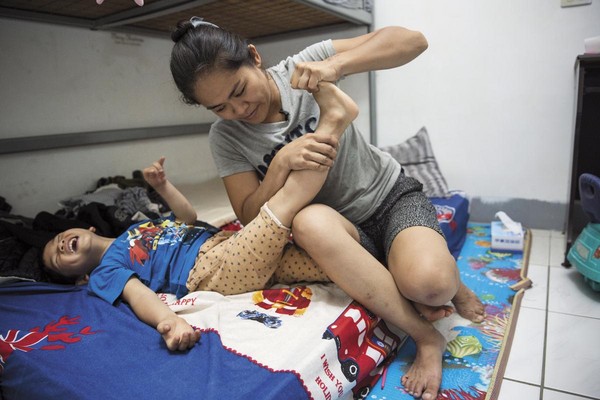養病兒欠百萬！單親媽「自我喊話不能倒」奔波賣地瓜　累了「全家人睡車上」兒心疼：用命換錢