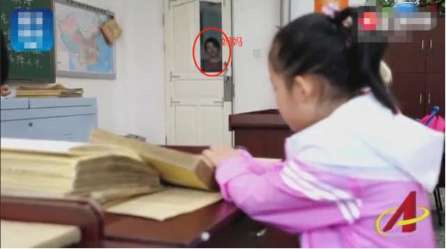 洋蔥超大顆！11歲盲女每天獨自上學「狠 心媽」默默跟隨一路護送　網友淚奔：偉大的母愛