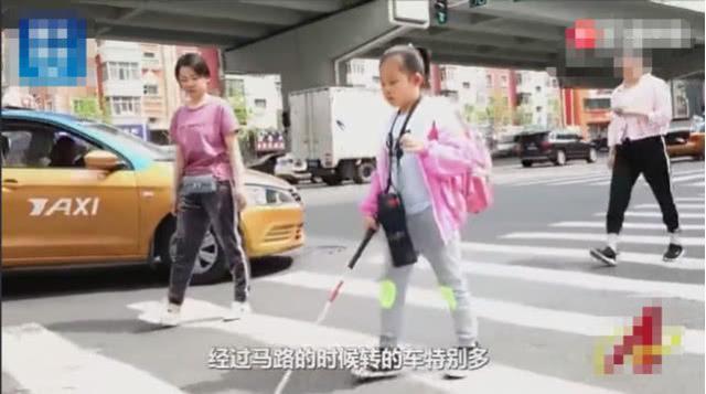 洋蔥超大顆！11歲盲女每天獨自上學「狠 心媽」默默跟隨一路護送　網友淚奔：偉大的母愛