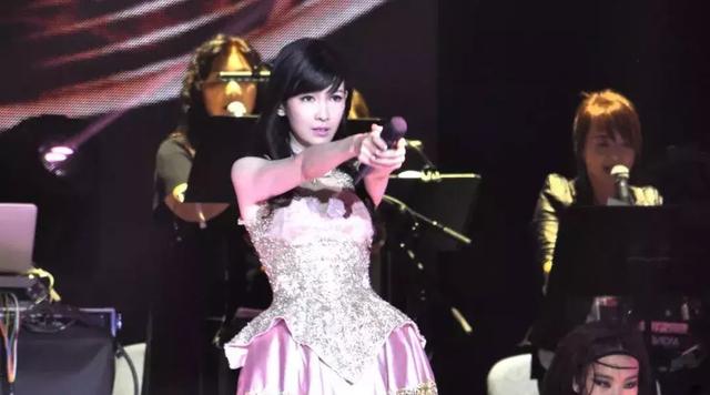 64歲林青霞素顏曝！「穿著樸素」狀態和中年婦女無異：要優雅老去，而非假裝年輕地活著