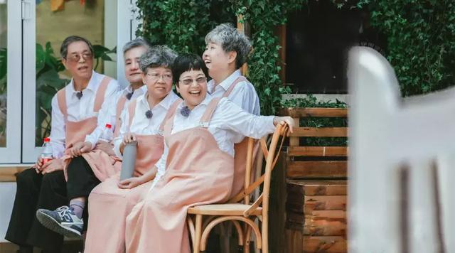 64歲林青霞素顏曝！「穿著樸素」狀態和中年婦女無異：要優雅老去，而非假裝年輕地活著