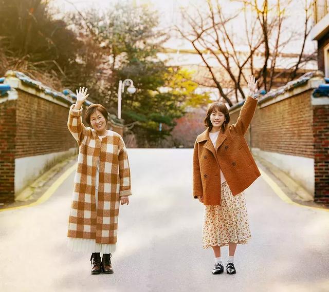 64歲林青霞素顏曝！「穿著樸素」狀態和中年婦女無異：要優雅老去，而非假裝年輕地活著