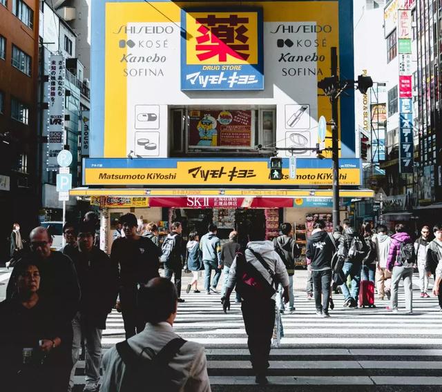 64歲林青霞素顏曝！「穿著樸素」狀態和中年婦女無異：要優雅老去，而非假裝年輕地活著