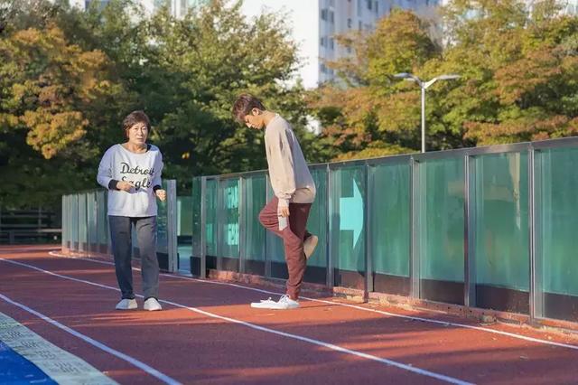 64歲林青霞素顏曝！「穿著樸素」狀態和中年婦女無異：要優雅老去，而非假裝年輕地活著