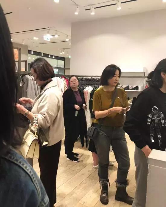 64歲林青霞素顏曝！「穿著樸素」狀態和中年婦女無異：要優雅老去，而非假裝年輕地活著