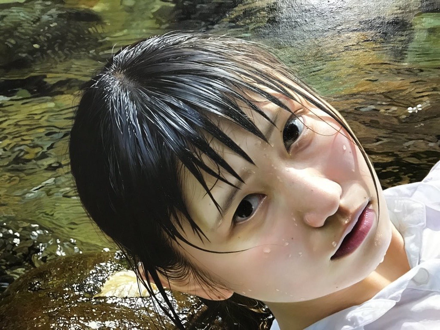 神秘「河中白襯衫少女」全網瘋傳！放大一看「超驚人細節」網看呆膜拜：差點當照片忽略